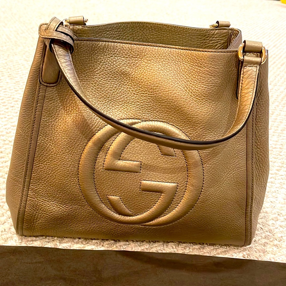 Brand new GUCCI
Metallic Pebbled Calfskin Medium Soho totes, shoulder bag.